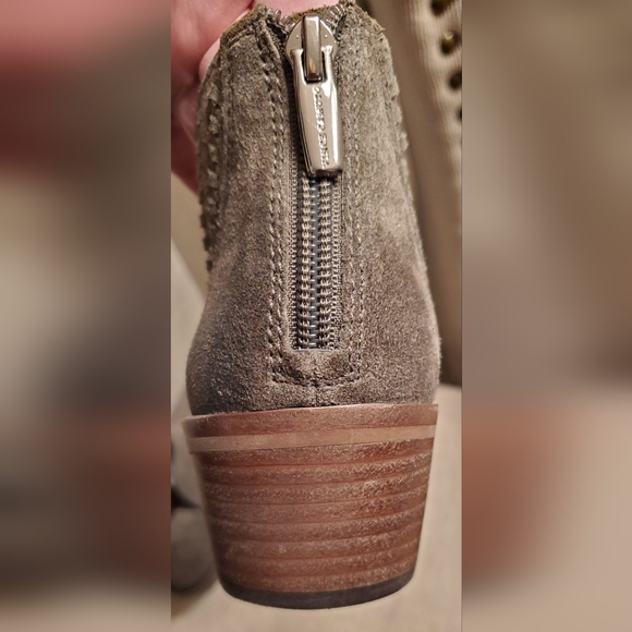 Vince Camuto ankle booties, sage green suede sz 9, cute cutout detail, 2" heel - Picture 10 of 15